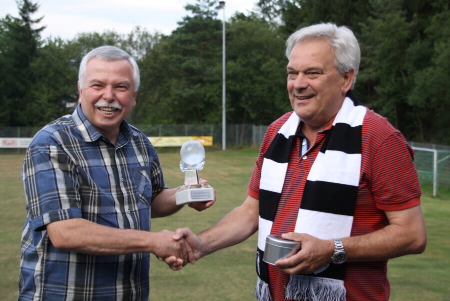 KFW Heinz Schmidt überreicht DFB-Ehrenpreis 2012 an Harald Fett