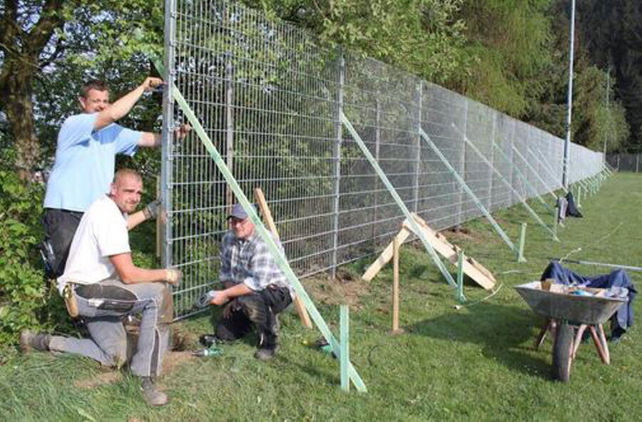 Der neue Zaun wird montiert!